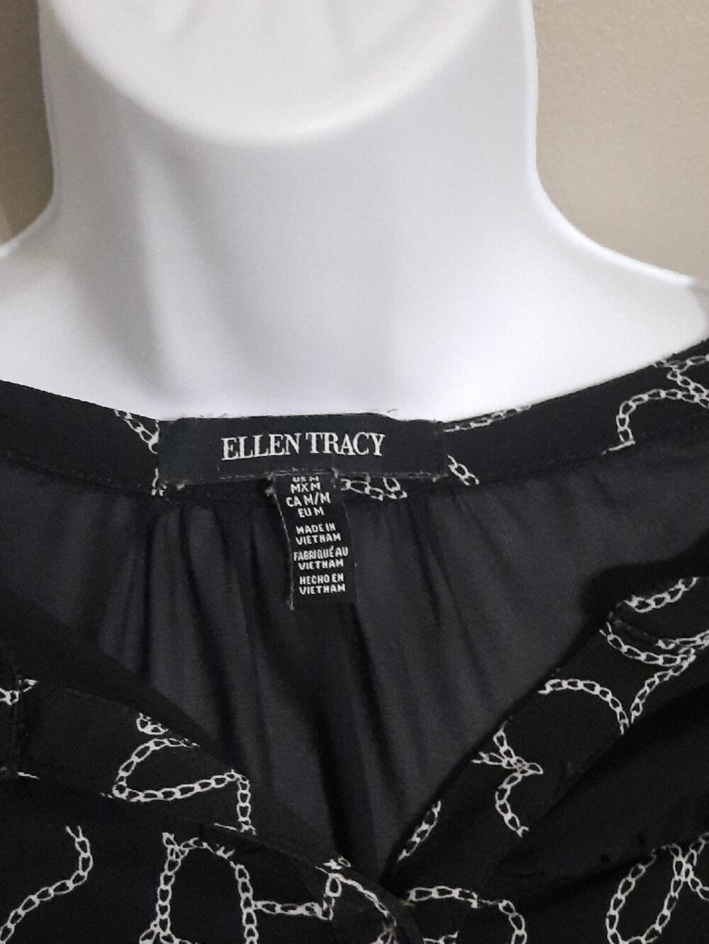 Ellen Tracy Black Sleeveless Button-Front Floral Outline Top - Picture 4 of 4